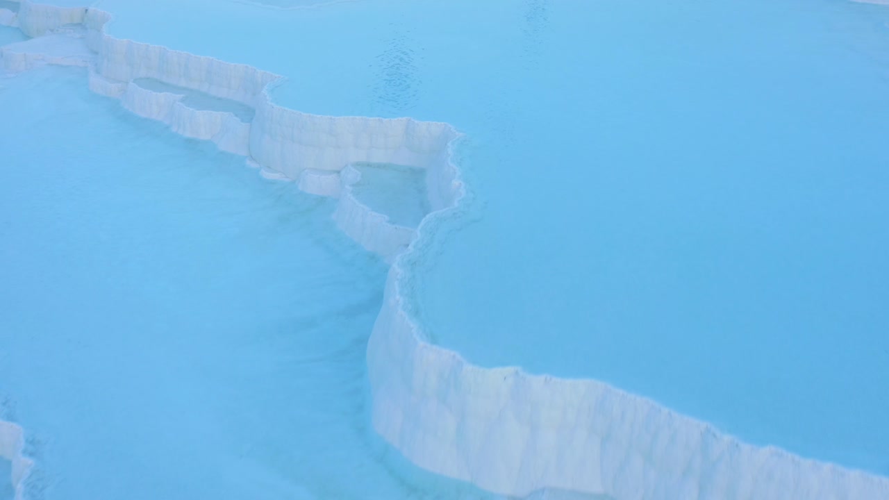 파묵칼레의 천연 석회화 수영장과 테라스