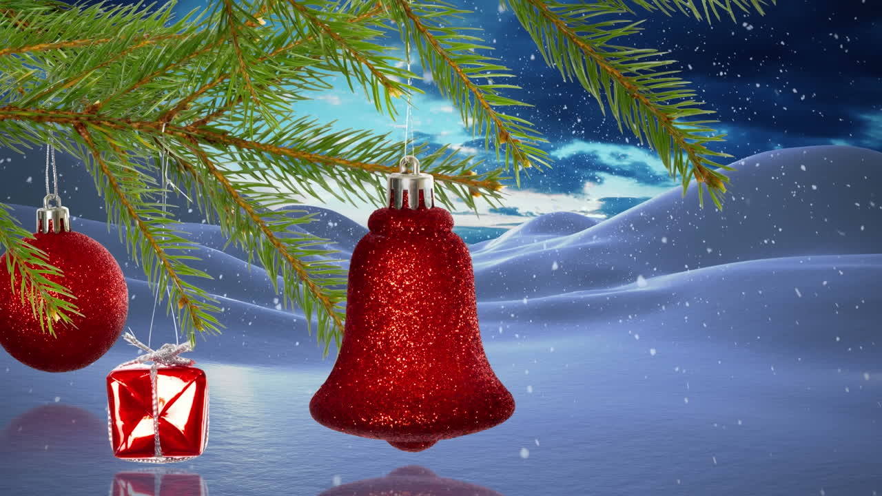 decoraciones de navidad colgando en la rama del árbol de navidad contra la nieve cayendo sobre el paisaje de invierno