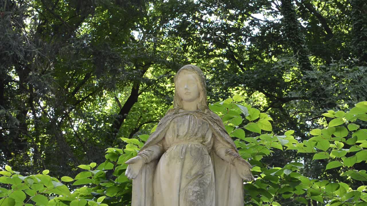 Monuments et vent. Lviv, Ukraine. Le cimetière de Lychakiv, domaine historique et commémoratif (depuis 1991) à Lviv, dans le quartier historique de Lychakiv, l'un des plus anciens cimetières d'Ukraine.