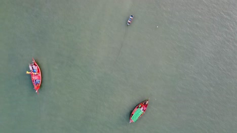 Vista-Aérea-De-Los-Barcos-De-Pesca-En-La-Costa-Tropical-Del-Mar-Con-Playa-De-Arena-Al-Atardecer