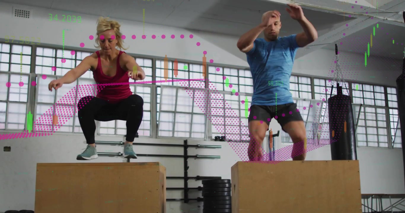 Video verticale: un uomo con le braccia che oscillano e una donna in canotta rossa si allenano con i box jump in palestra usando plyo box.