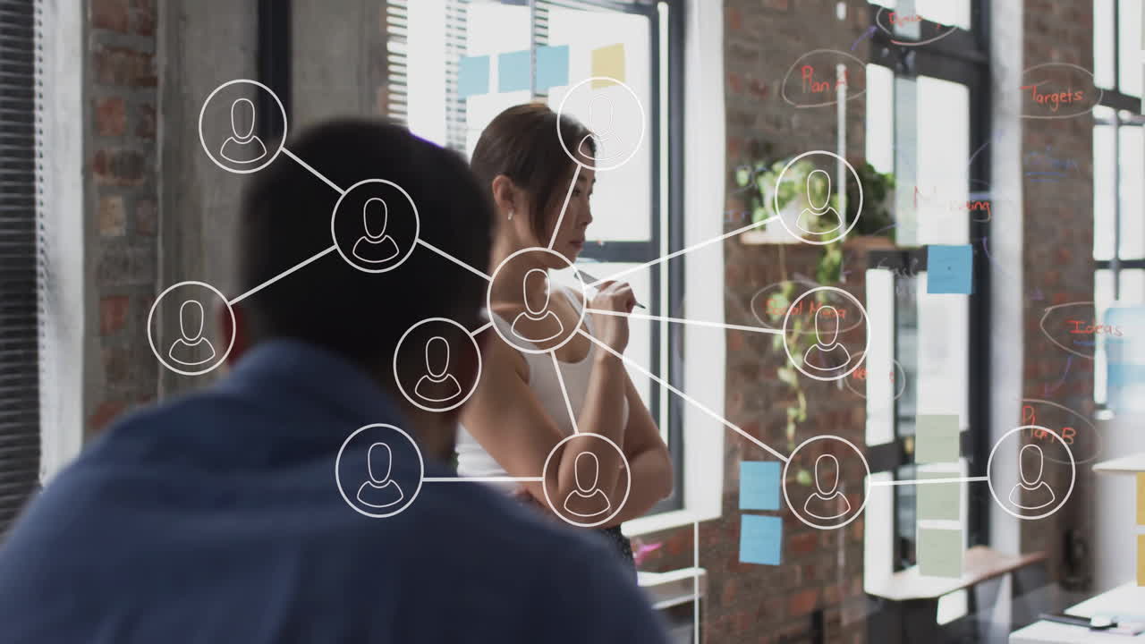 animación de la red de conexiones con iconos sobre diversos colegas en la reunión en la oficina