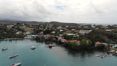 pickly bay marina in grenada mit verankerten segelbooten und küstenhäusern, bewölktes tageslicht, luftansicht