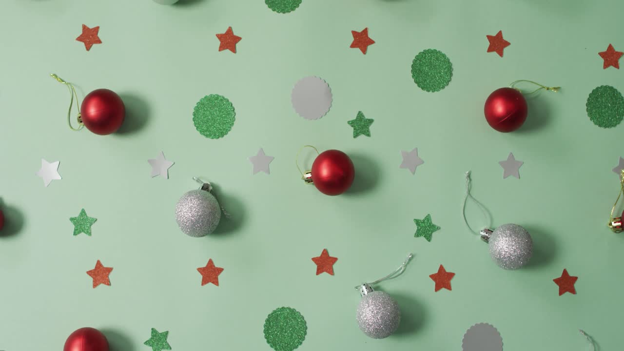 decoraciones de navidad con bolas plateadas y rojas sobre fondo verde