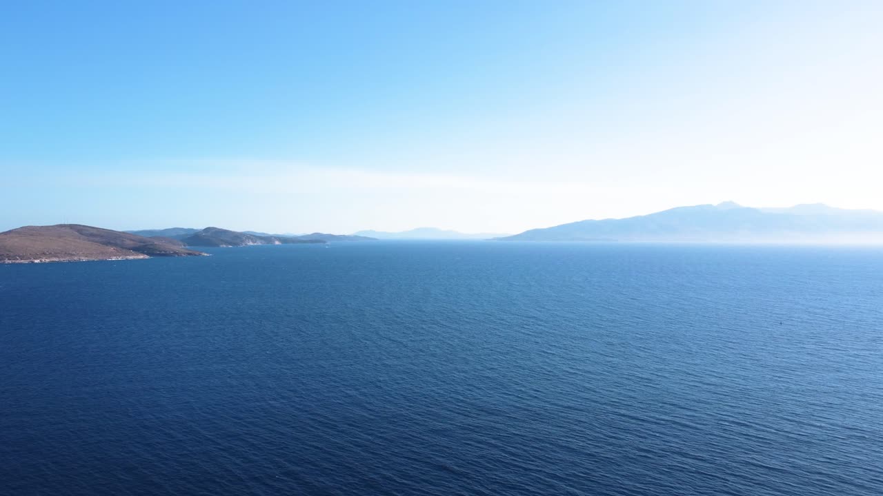 알바니아 산맥과 코르푸 섬을 배경으로 한 잔잔한 지중해 상공에서 느린 비행