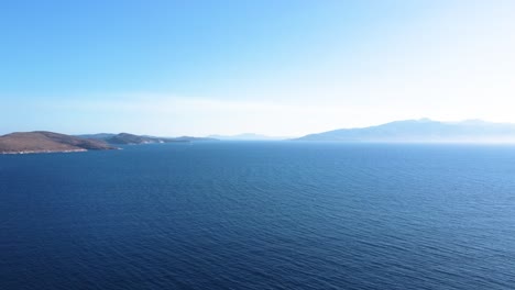 Sobrevuelo-Lento-Aéreo-Sobre-El-Tranquilo-Mar-Mediterráneo-Con-Montañas-Albanesas-Y-La-Isla-De-Corfú-En-El-Fondo