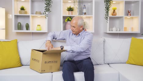 el viejo abriendo el paquete de carga.