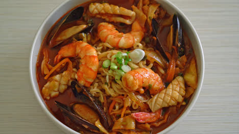 jjamppong - sopa de fideos con mariscos coreanos - estilo de comida coreana