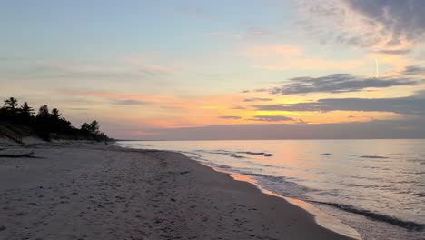 Cielo-De-Puesta-De-Sol-Naranja-Y-Dorado-Con-Paisaje-De-Playa