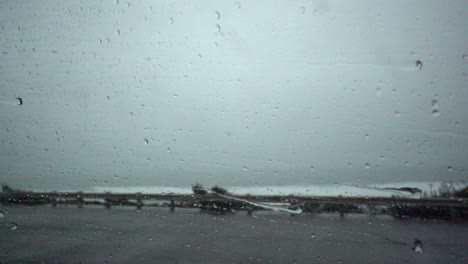 Las-Gotas-De-Lluvia-Corren-A-Lo-Largo-De-La-Ventana-Del-Auto