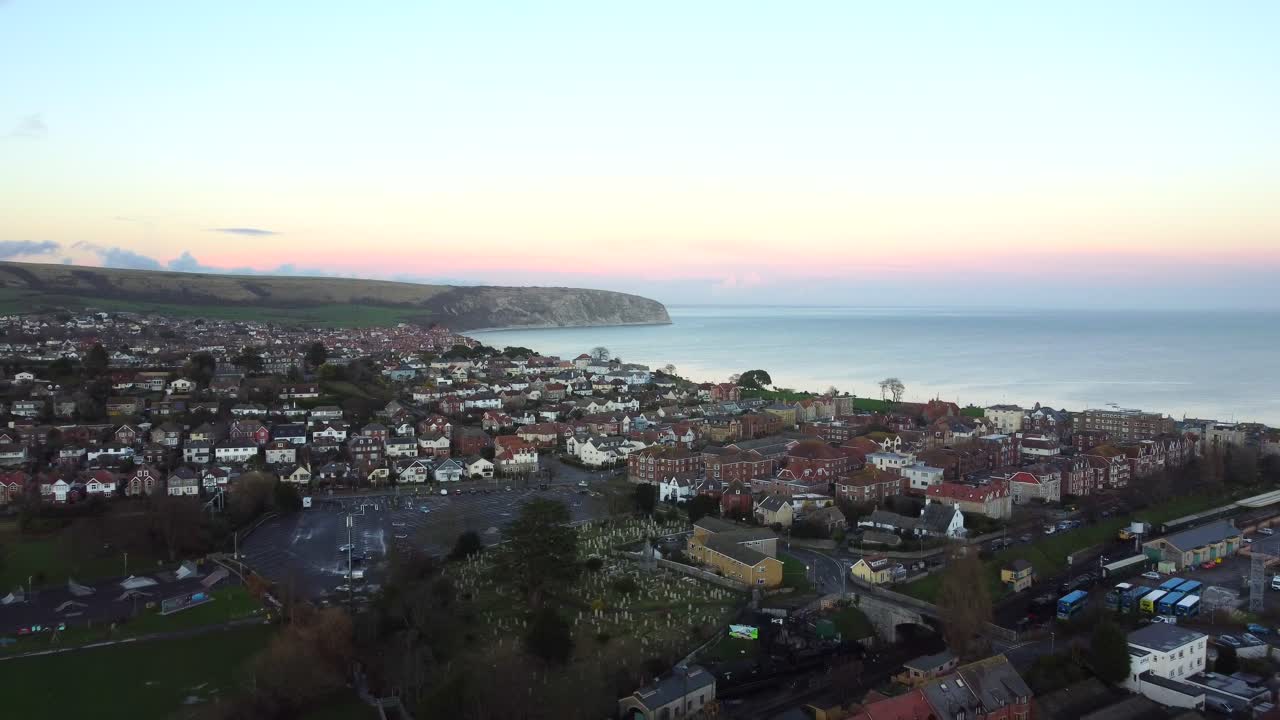 puesta de sol sobre la bahía de swanage en dorset