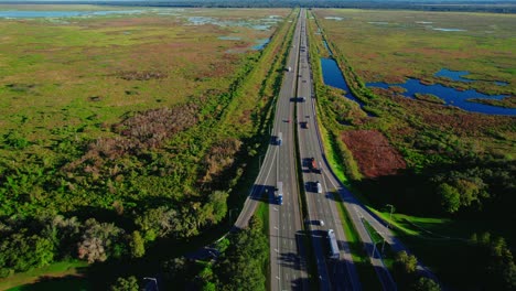 Concepto-Aéreo-Del-Negocio-De-Logística-De-Camiones-Después-De-Un-Disparo-Mientras-El-Camión-Circula-Por-La-Carretera