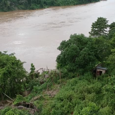 Visitando-El-Río-A-Lo-Largo-Del-Parque-Naitonal-De-Salawin-Cerca-De-Mae-Saraing