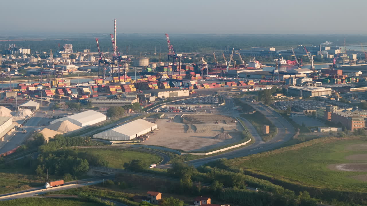 Timelapse av industri- og havneområdet i Ravenna. Produksjonsdistriktet består av et kjemisk og petrokjemisk senter, termoelektriske og metallurgiske anlegg