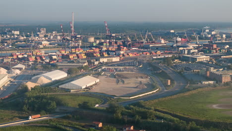 Time-lapse-De-La-Zona-Industrial-Y-Portuaria-De-Rávena,-El-Distrito-De-Producción-Se-Compone-De-Un-Polo-Químico-Y-Petroquímico,-Plantas-Termoeléctricas-Y-Metalúrgicas.