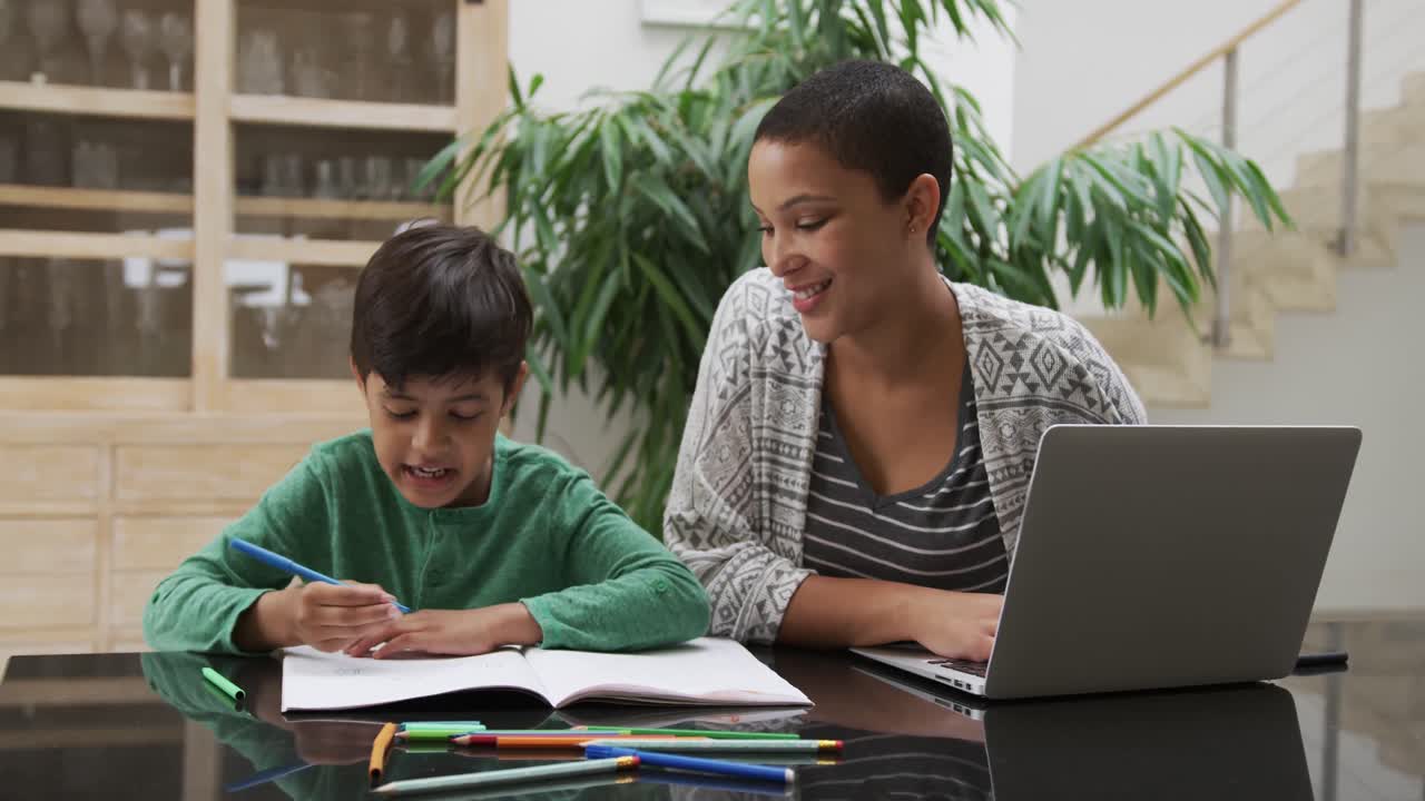 familia disfrutando del tiempo libre en casa