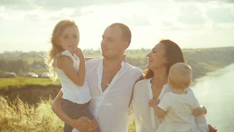 familia feliz al aire libre