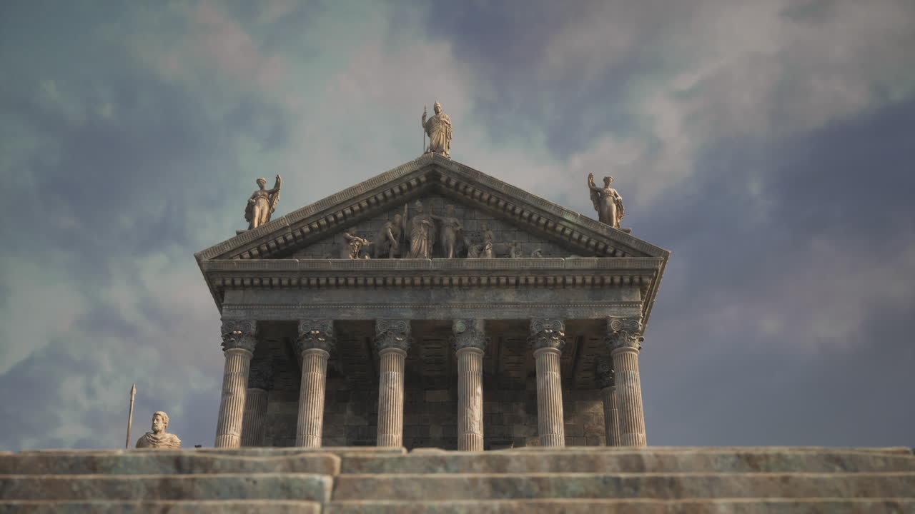 역사적인 배경에서 구름이 가득한 하늘 아래 동상 들 을 가진 고대 사원