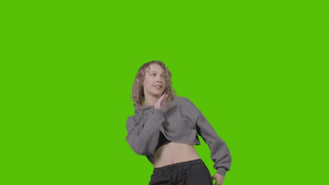 Studioaufnahme-Einer-Jungen-Frau,-Die-Spaß-Daran-Hat,-Gegen-Green-Screen-Zu-Tanzen-19