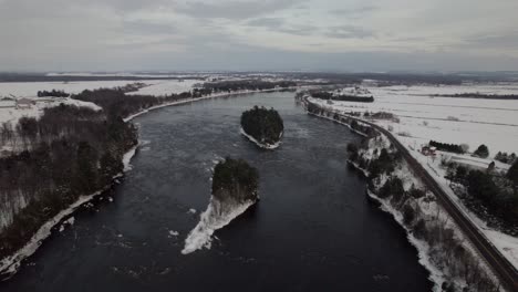 río congelado en invierno con dos pequeñas islas