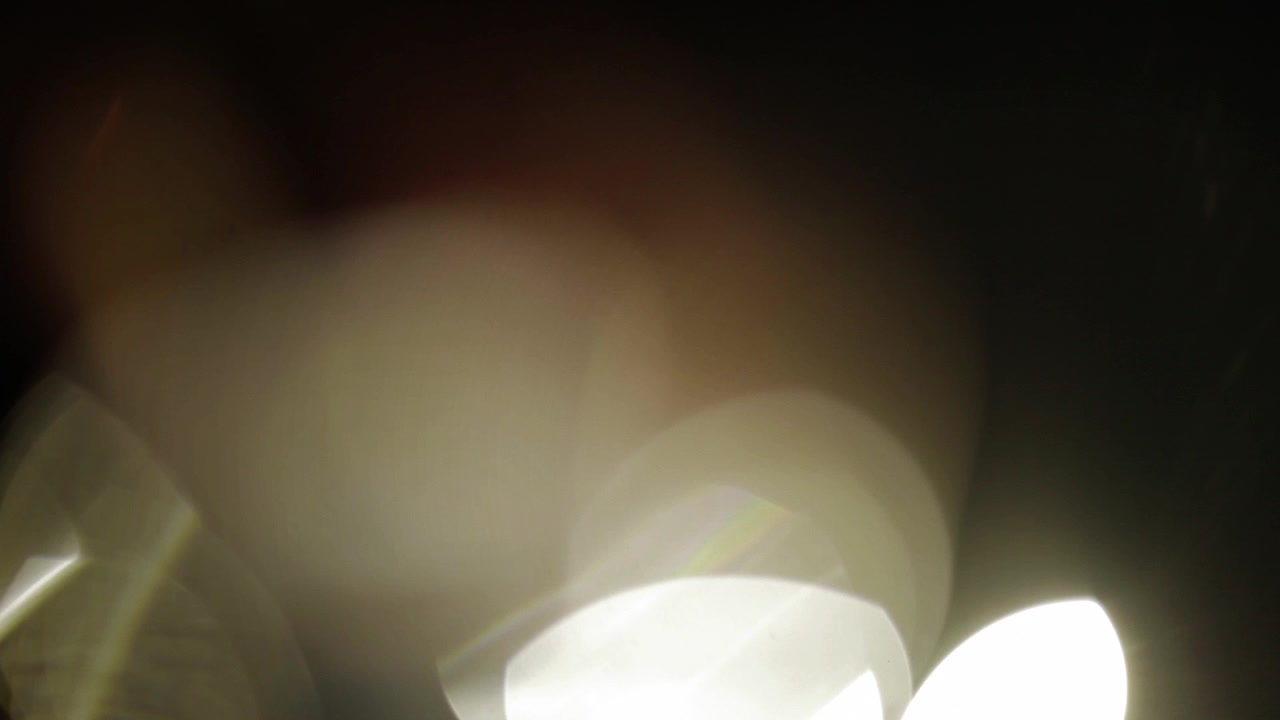 Fugas de Luz Abstratas e Reflexos de Lente em Transição sobre Fundo Preto