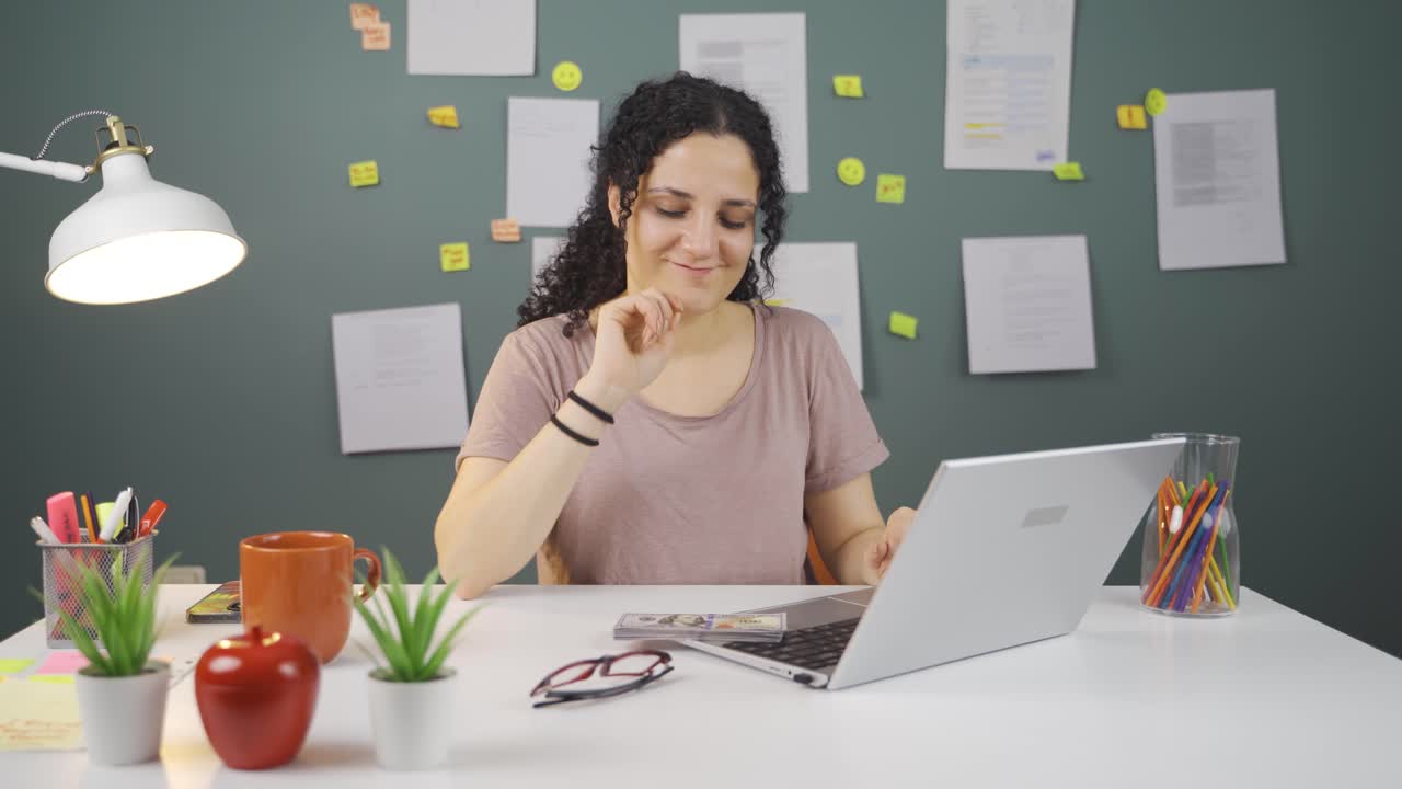 una estudiante feliz ganando dinero.