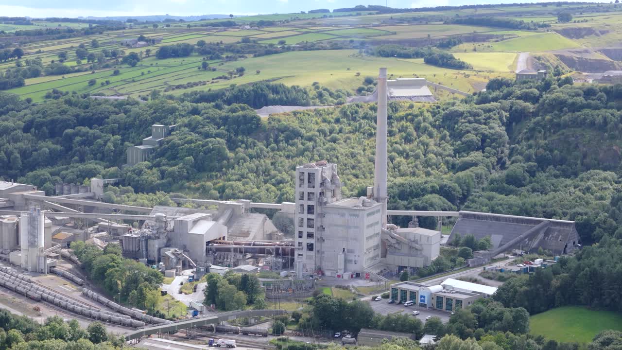 에어뷰 브리든 호프 시멘트 공장 (aerial view breedon hope cement works factory) 이 더비셔 피크 디스트릭트 (derbyshire peak district) 에 있다.