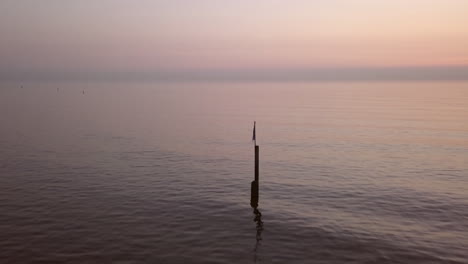 photo aérienne d'une plage calme de la mer du nord au coucher du soleil