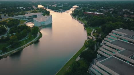 Luftdrohnenaufnahme-Des-Arkansas-River-In-Wichita,-Kansas