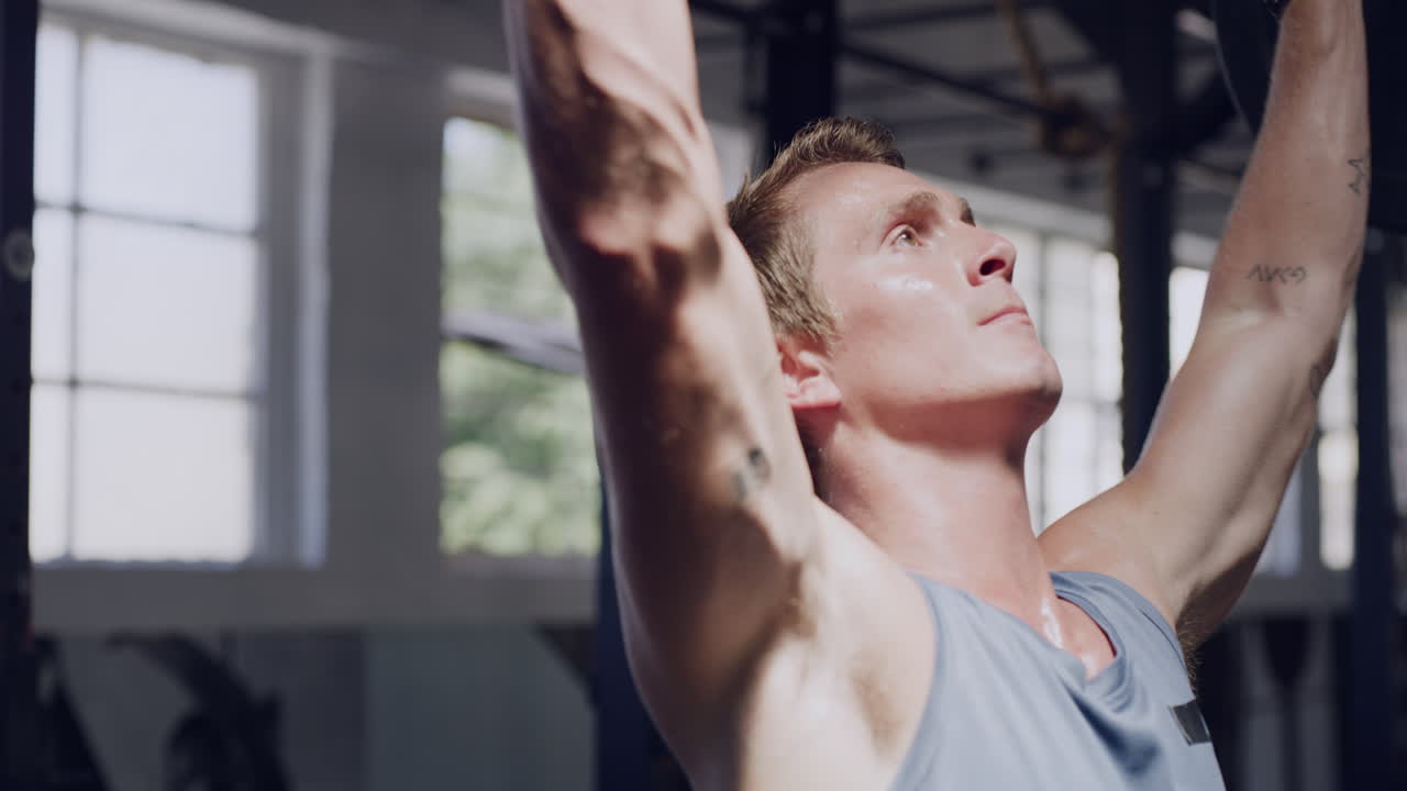 젊은 남성 보디빌더 가 바벨 으로 훈련 하고 있다