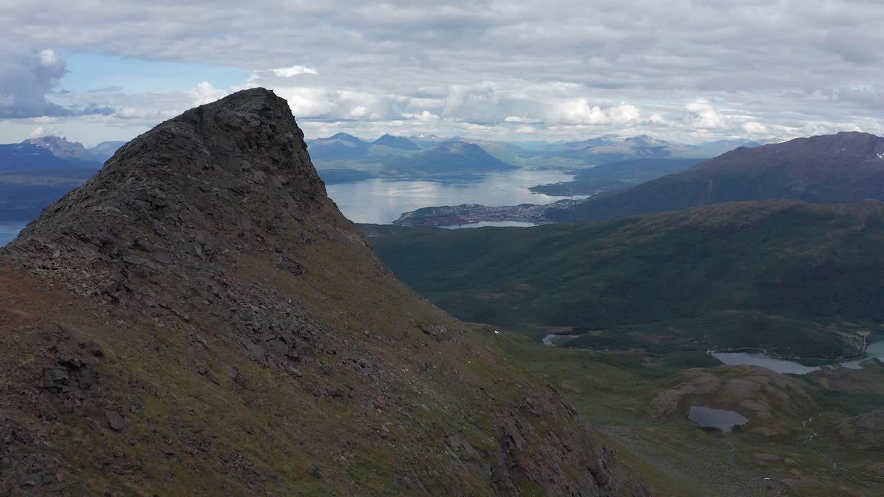북부 노르웨이의 풍경, 산, 호수, 피오르드, 극적인 하늘의 드론 촬영