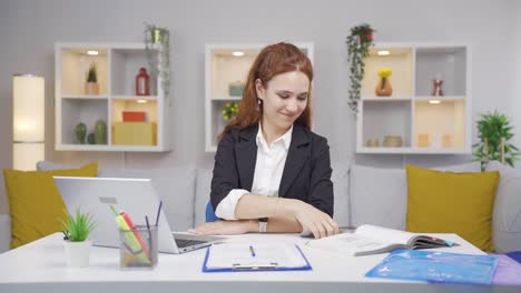 Mujer-Trabajadora-De-Oficina-En-Casa-Orgullosa,-Felicidad-Por-El-Dinero.