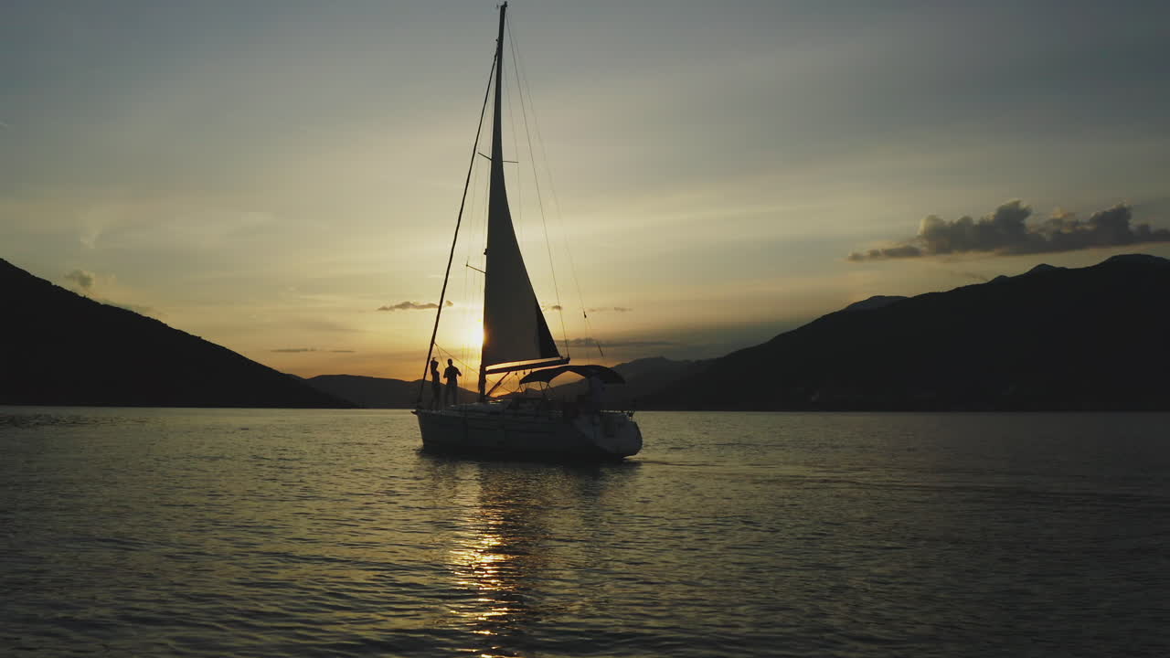 Yacht a vela al tramonto
