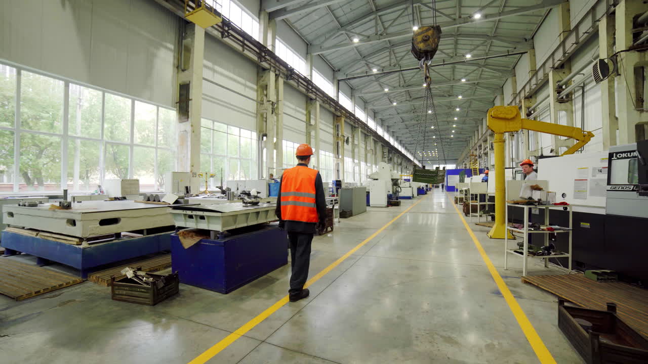 Trabajador de fábrica en una instalación de fabricación