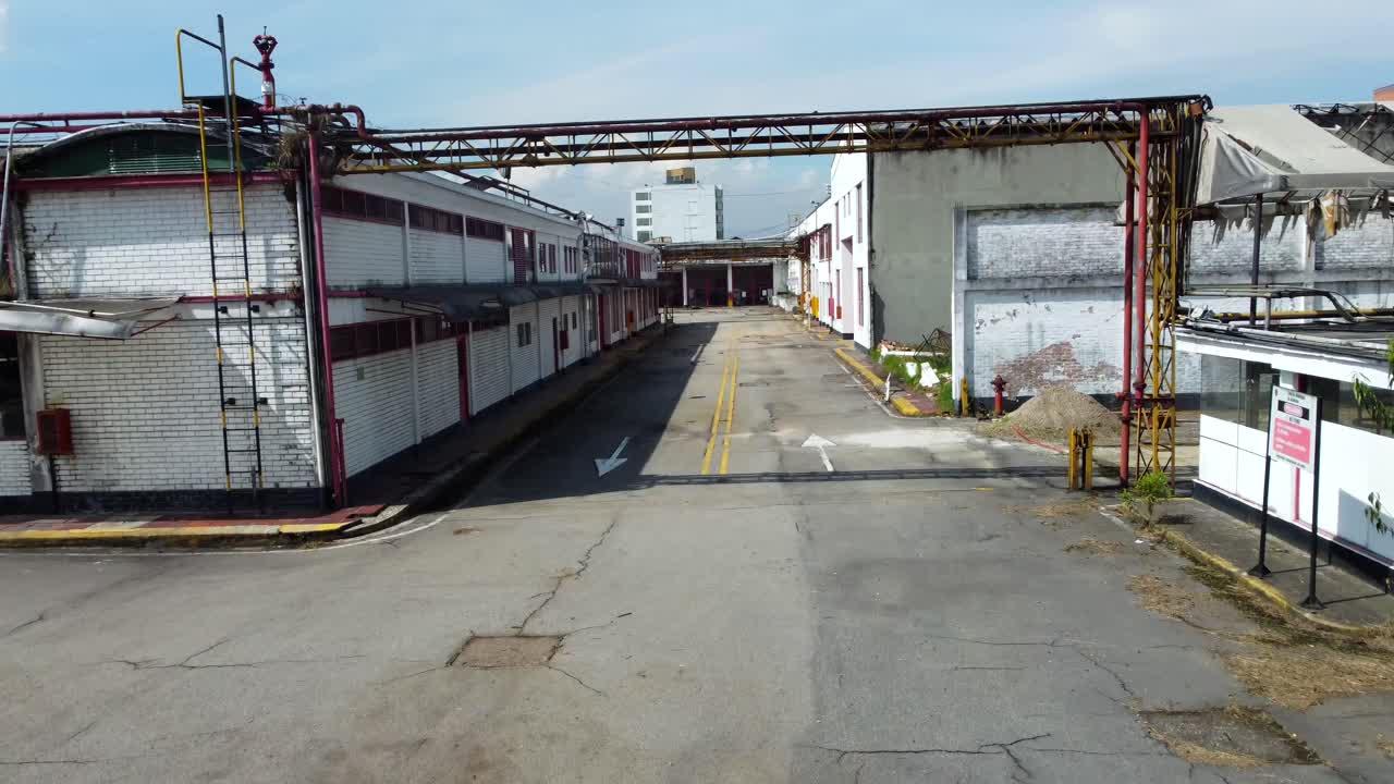 ¿exploración de una fábrica de licor abandonada ubicada en el corazón de bogot?