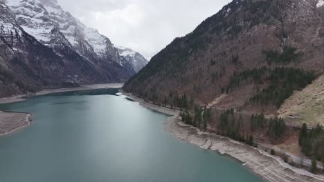 Lago-Alpino-En-Klöntalersee-Con-La-Montaña-Vorder-Glärnisch-Como-Telón-De-Fondo,-Suiza