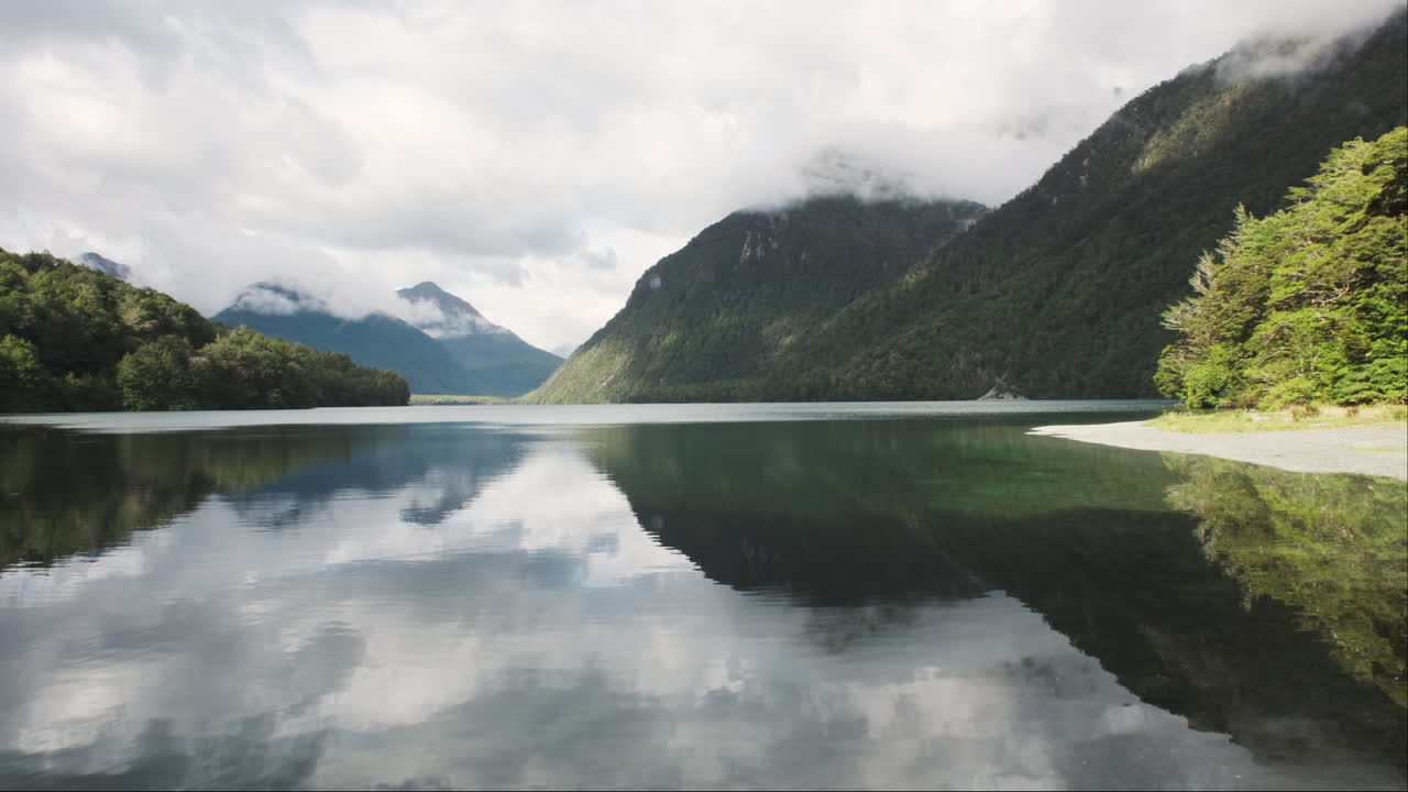 reflejos de majestuosas montañas en la superficie serena de un lago de nueva zelanda