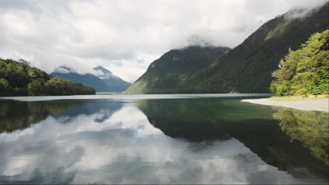 Reflejos-De-Majestuosas-Montañas-En-La-Serena-Superficie-De-Un-Lago-De-Nueva-Zelanda