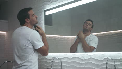 Hombre-Sexy-Afeitándose-La-Barba-En-El-Baño.-Preparación-De-Un-Hombre-Serio-Afeitándose-En-El-Baño.