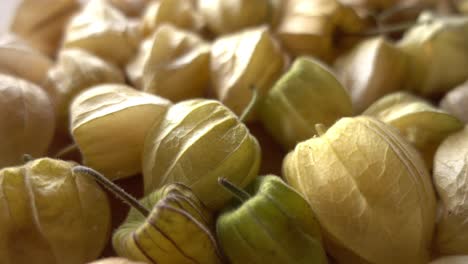 bayas de physalis dulces en la mesa