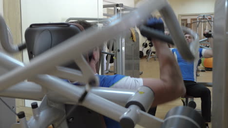 hombre haciendo ejercicio en una máquina de ejercicio moderna