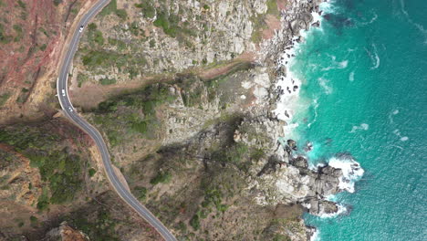 Foto-Superior-De-Una-Carretera,-Montañas-Y-Océano,-Sudáfrica.