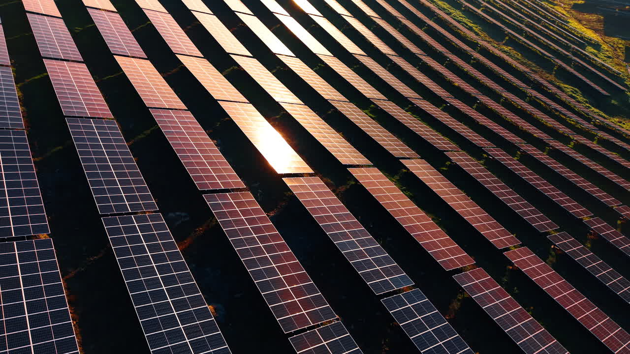 Luce brillante e soffusa del sole al tramonto sulla superficie dei pannelli solari. Concetto di energia rinnovabile. Vista aerea