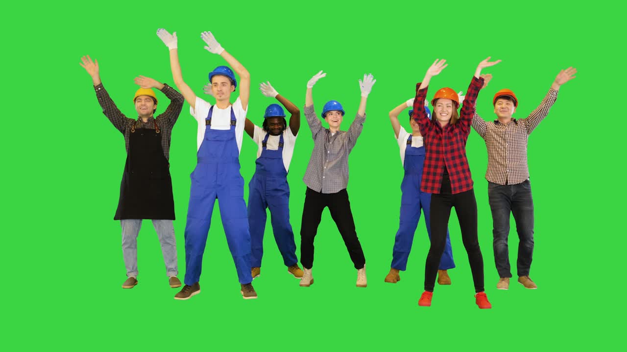 grupo de trabajadores de la fábrica bailando en una pantalla verde, clave de croma
