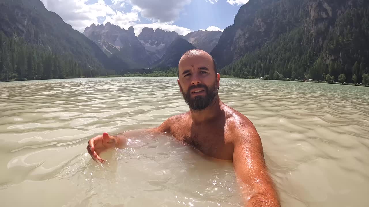 İtalya, Dolomitler'de yer alan Lago di Landro'da yaz tatilinin tadını çıkaran turist