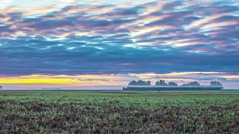 Nubes-Dispersas-En-El-Cielo-Brumoso-Del-Amanecer-Sobre-Los-Campos-Del-Campo