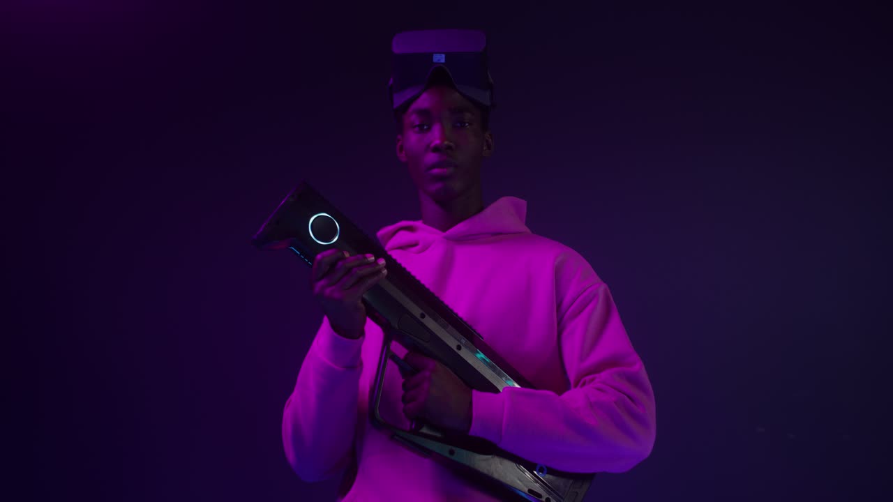 Giovane con visore VR e pistola laser tag