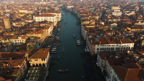 vista aérea del famoso gran canal que cruza la ciudad de venecia, italia al amanecer.