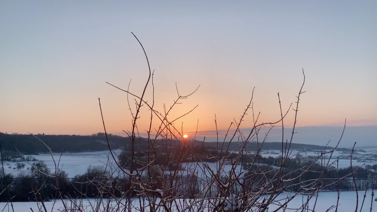 timelapse de um pôr-do-sol em uma paisagem de inverno alemã