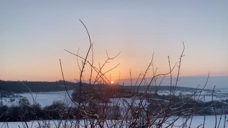 el lapso de tiempo de una puesta de sol en un paisaje de invierno alemán